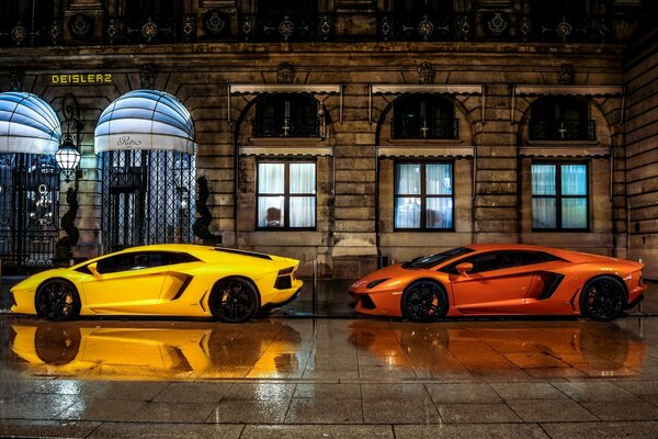 Deux belles voitures sur le fond d un hôtel de nuit