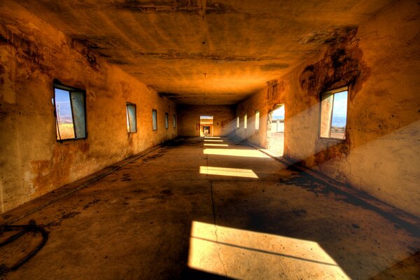 La luz pasa por las ventanas