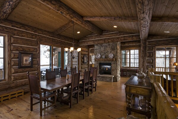 Sala de estar con chimenea , en el interior se utiliza piedra y madera