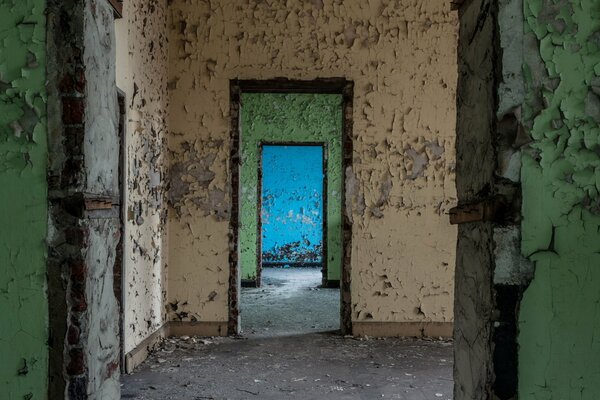 Portes dans une pièce abandonnée