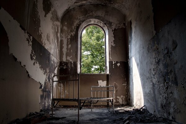 Cellule dans le monastère avec fenêtre dans la tour