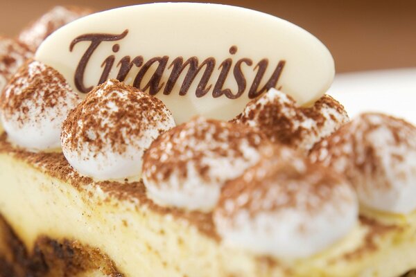 Primo piano di una deliziosa torta tiramisù nei toni del marrone