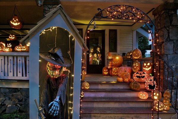 Decoración de la entrada de la casa de Halloween en el estado de Washington