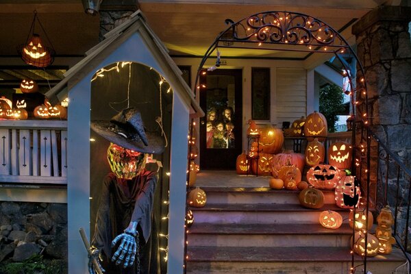 Dekorowanie wejścia do domu na Halloween w stanie Waszyngton