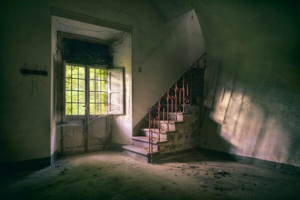 Verlassenes Zimmer mit Treppe nach oben