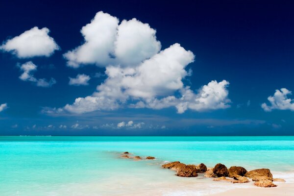 Costa del mar con un hermoso cielo