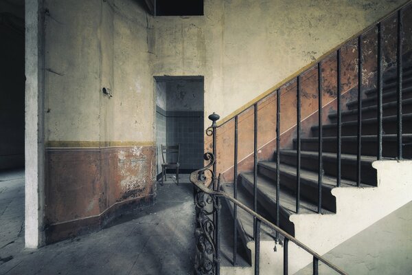 Escalera en la entrada descascarada