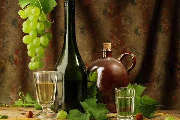 Stillleben mit einem Weinzweig, einer Flasche Wein, einem Krug und zwei Gläsern