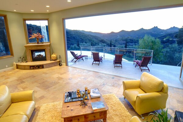 Salon avec terrasse extérieure et vue sur la montagne