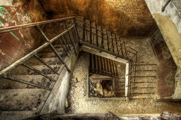 Escalier circulaire à l entrée