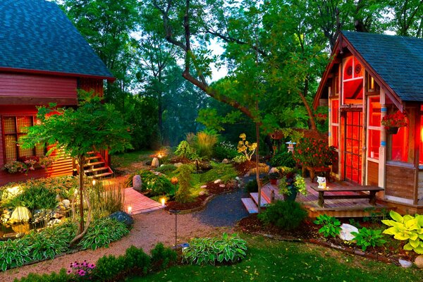 Beau jardin intérieur avec des lumières sur les allées