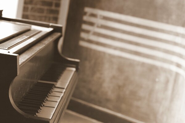 Piano-instrumento musical con teclas