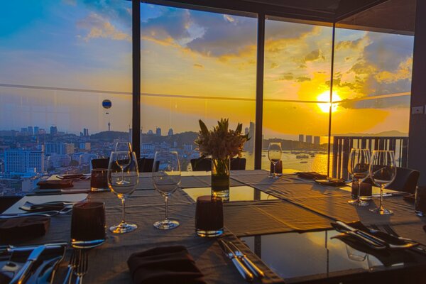 Blick auf den Sonnenuntergang vom wunderschönen Restaurant