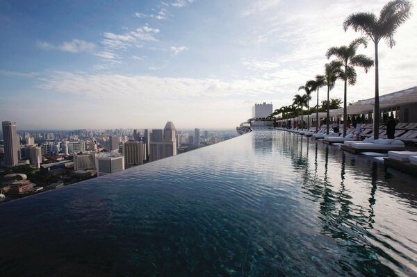 Vue sur la ville depuis la piscine sur le toit