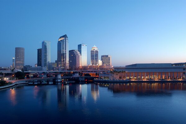 Beau coucher de soleil à Tampa en Floride