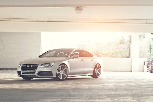 Audi A7 w kolorze srebrnym