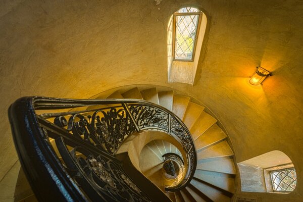 Die Treppe windet sich in einen hohen Turm