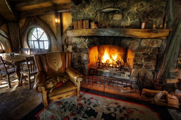 Intérieur confortable, cheminée et fauteuil