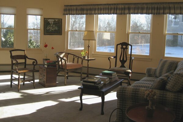 Intérieur de la salle de séjour dans la maison