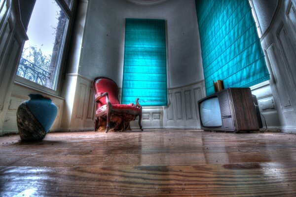 Zimmer mit Sessel, Vase und TV