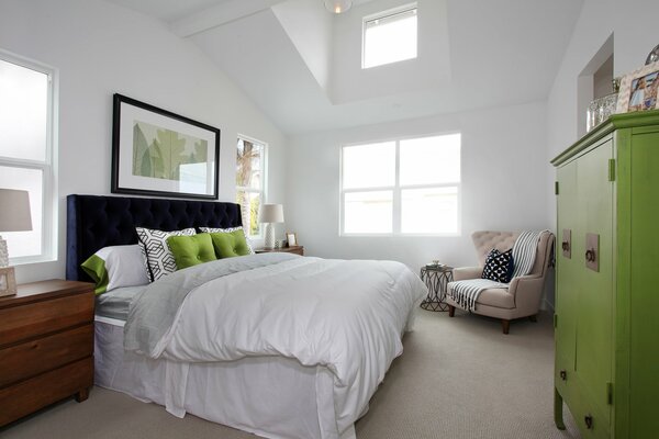 Schlafzimmer in weiß-grünem Farbschema
