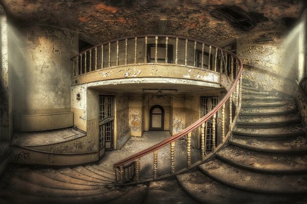 Un défilé abandonné. Bâtiment en ruine