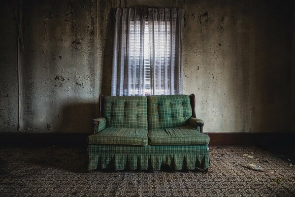 Chambre vide sans papier peint, fauteuil vert solitaire