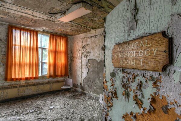 Una habitación con una renovación inacabada y una extraña inscripción en la puerta