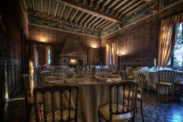 Intérieur du restaurant dans la lumière du soleil