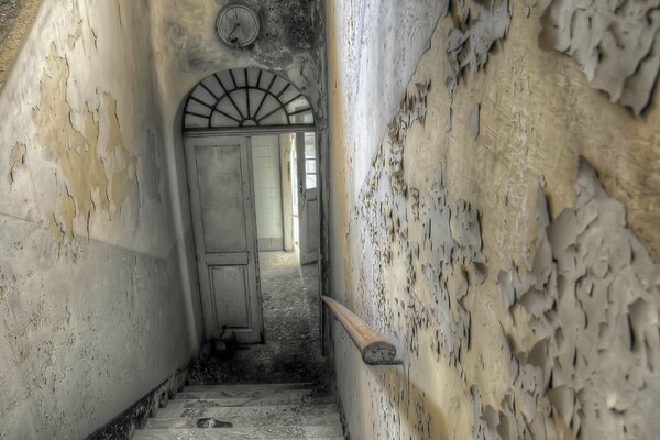 Estrecho descenso por las escaleras en el pasillo