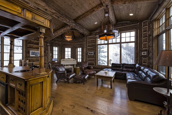 Acogedora casa de madera escondida en las montañas nevadas