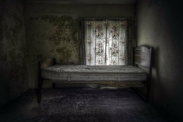 Stary opuszczony pokój ze starym łóżkiem