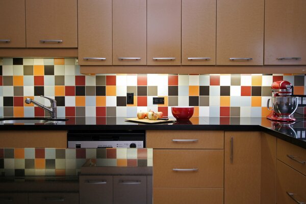 Cuisine lumineuse avec des ustensiles colorés et des Carreaux colorés sur le mur