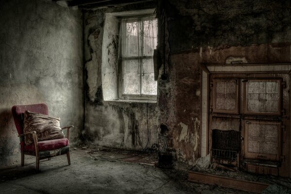 Wnętrze opuszczonego pokoju z kominkiem
