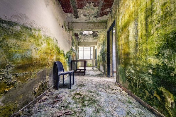 Couloir étroit dans le bâtiment zvbroshennom