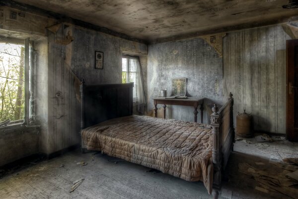 Łóżko w sypialni w opuszczonym domu