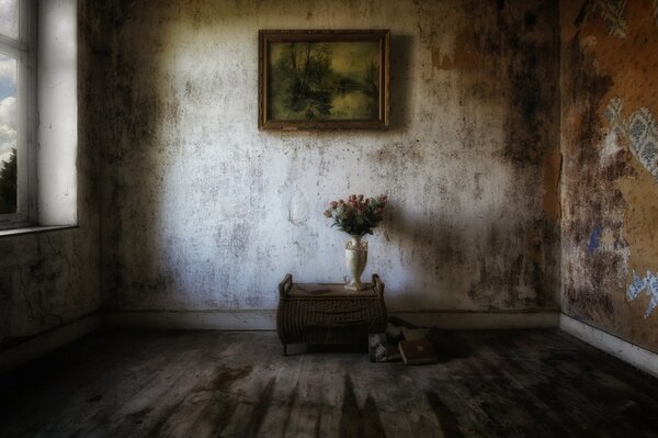 Empty non-residential premises. Whist a picture, under it a pedestal with a vase of flowers