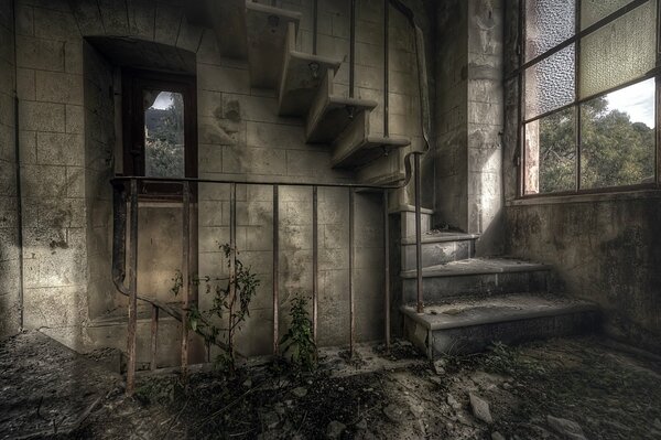 L obscurité totale et la ruine. Maison abandonnée