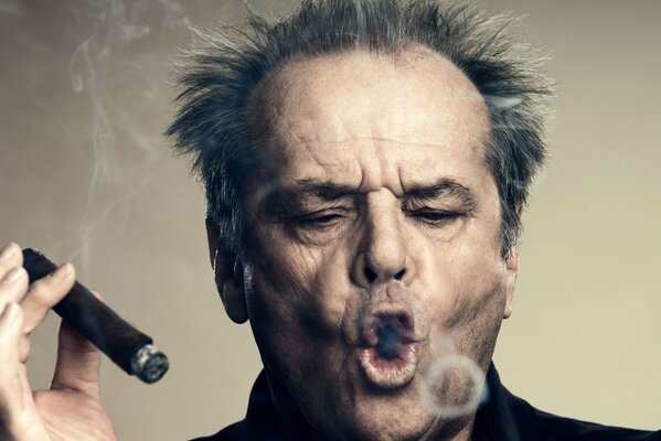 Jack Nicholson con un sigaro rosso-caldo