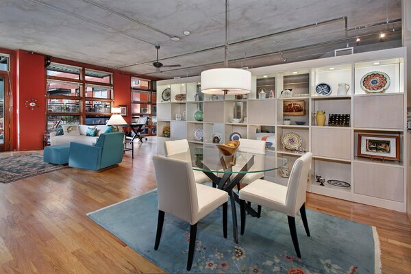 Interior de una gran habitación con muebles blancos y azules