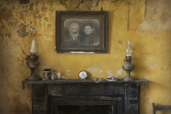 Portrait de deux hommes au-dessus de la cheminée