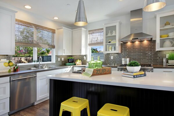 Intérieur de cuisine sobre et moderne avec des chaises jaunes et des luminaires à cône