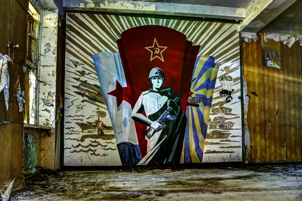 Guerrier soviétique sur le mur d une pièce abandonnée