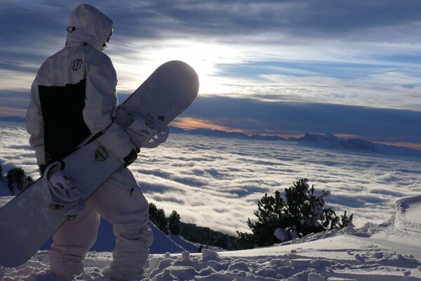 Snowboarder avant de sauter dans les montagnes enneigées