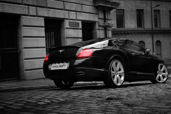 Hermoso coche negro en la calle de la ciudad