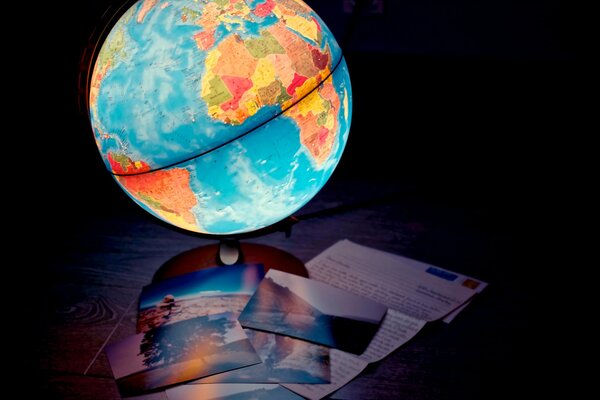 Politischer Globe mit Hintergrundbeleuchtung und Reisefotos