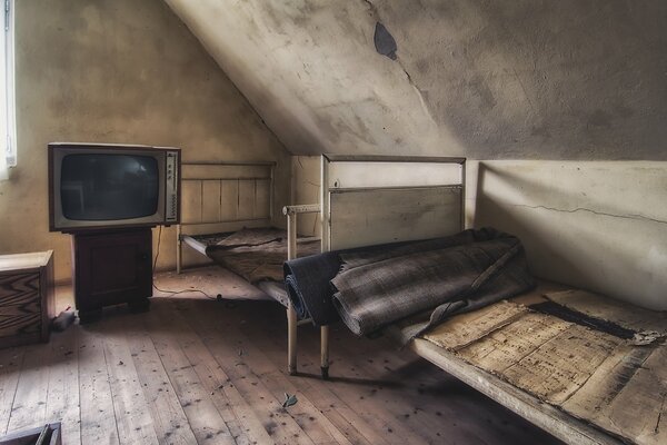 Dormitorio, doble cama y un televisor