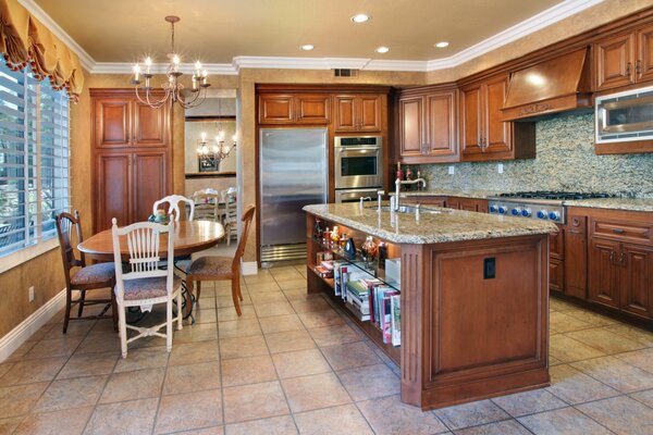 Cocina interior con isla y mesa de cocina