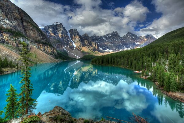 Foto fabulosa de un lago turquesa con montañas y bosques