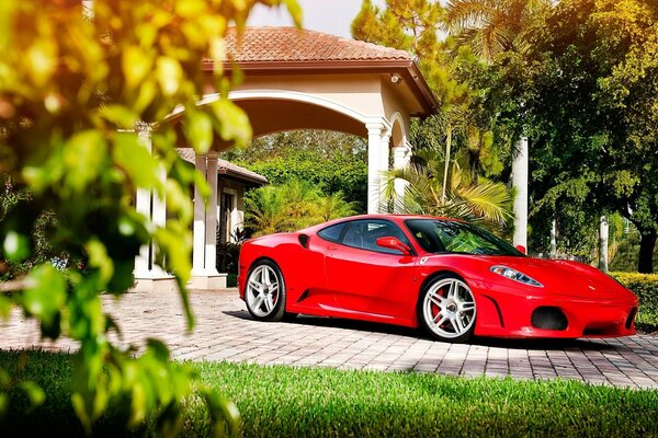Czerwone Ferrari na pięknym tle